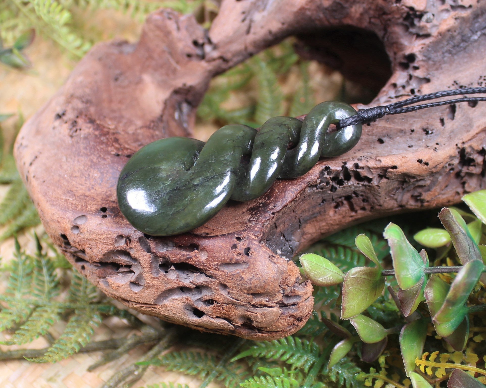 Twist or Pikorua carved from Rimu Pounamu - NZ Greenstone