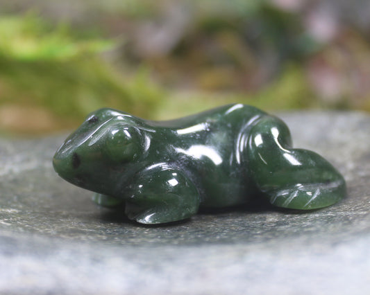 Kawakawa Pounamu Frog Sculpture