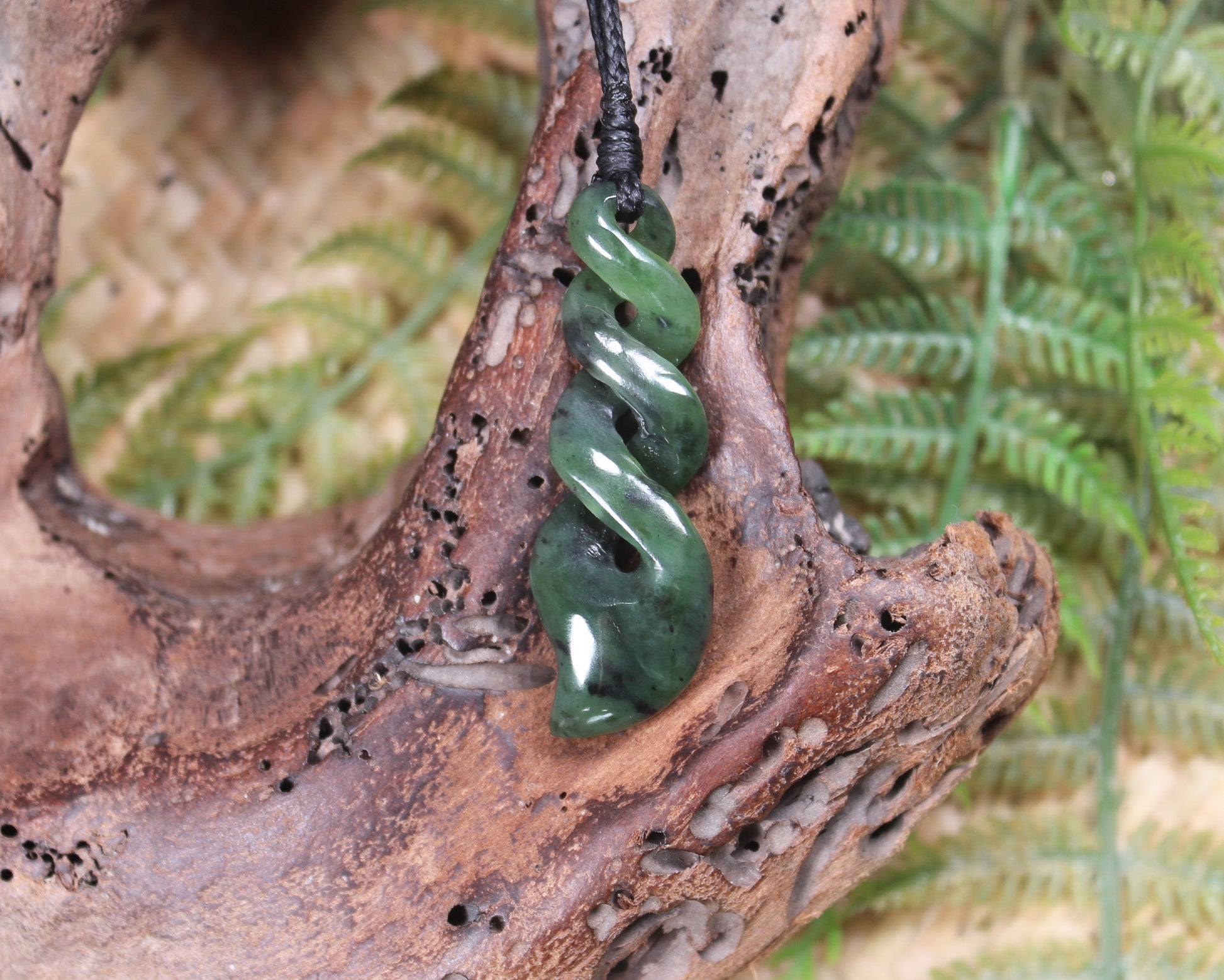 Twist or Pikorua carved from Hapopo Pounamu - NZ Greenstone