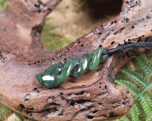 Twist or Pikorua carved from Hapopo Pounamu - NZ Greenstone