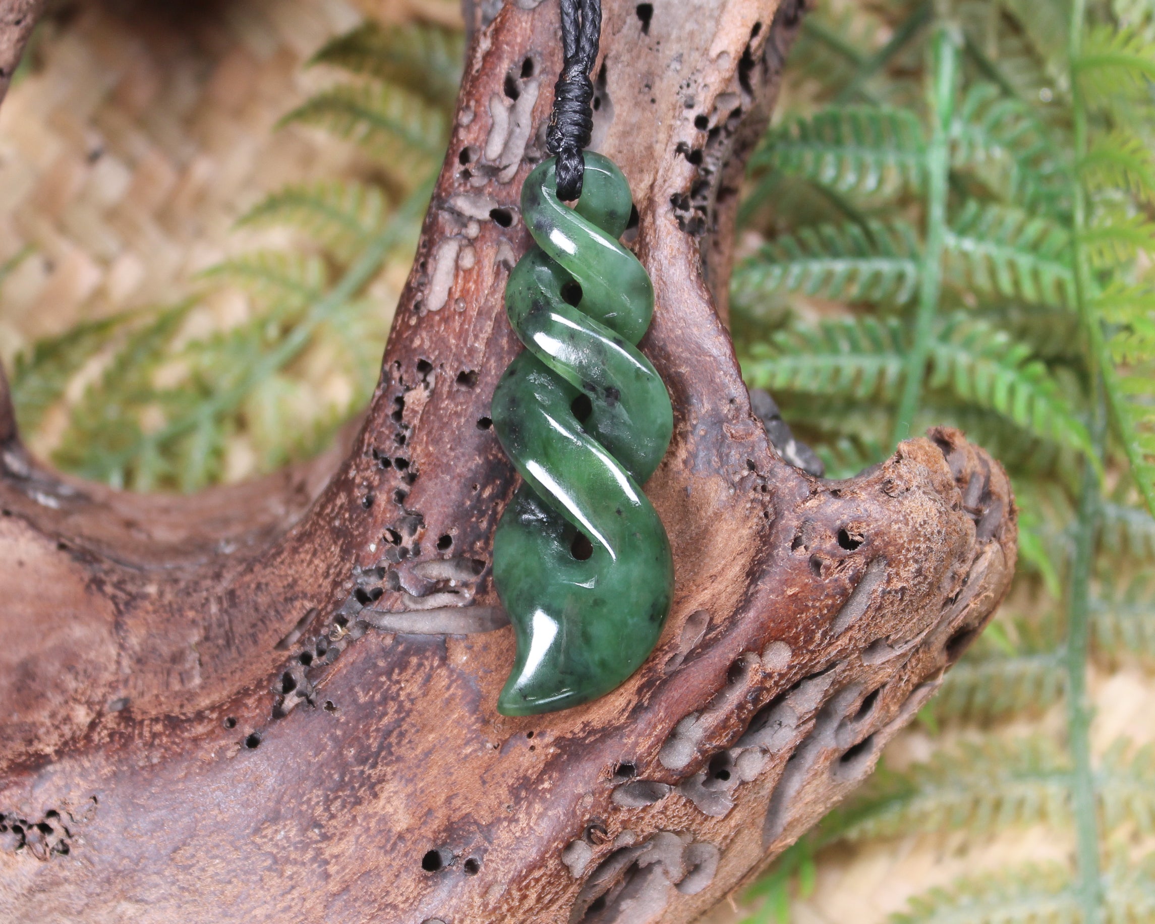 Twist or Pikorua carved from Hapopo Pounamu - NZ Greenstone