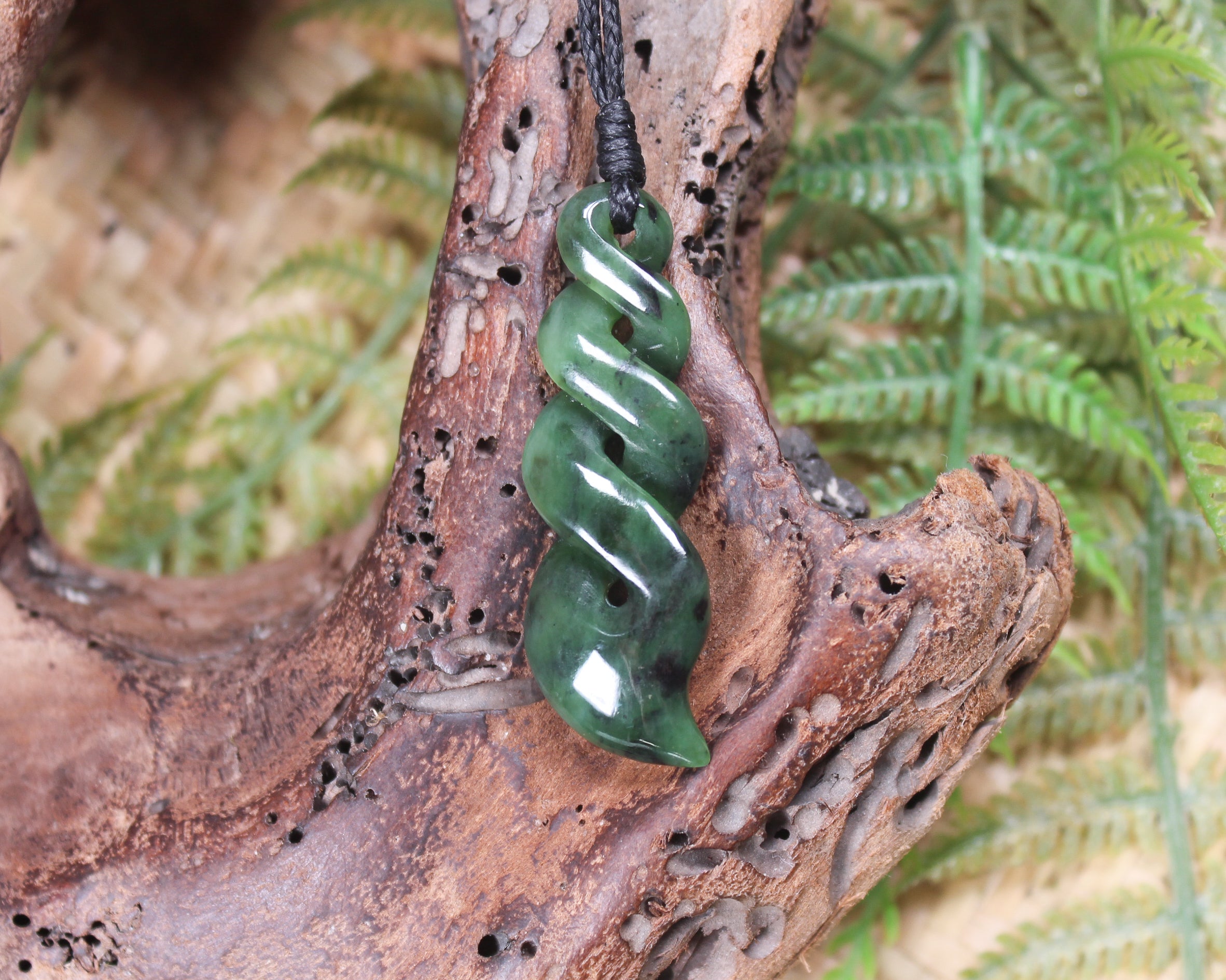 Twist or Pikorua carved from Hapopo Pounamu - NZ Greenstone