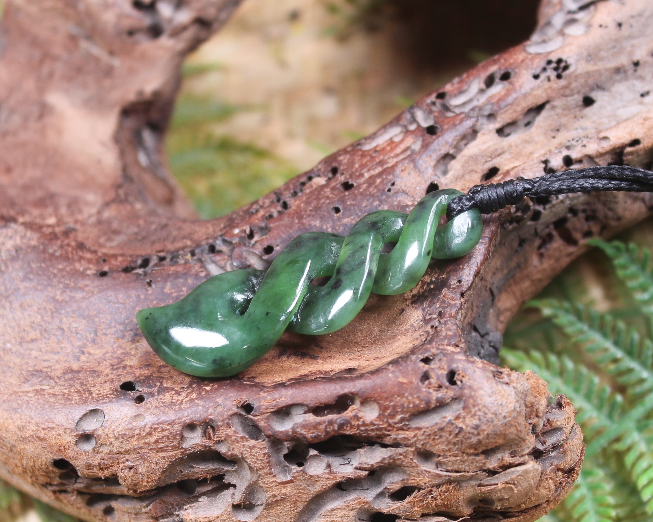 Twist or Pikorua carved from Hapopo Pounamu - NZ Greenstone