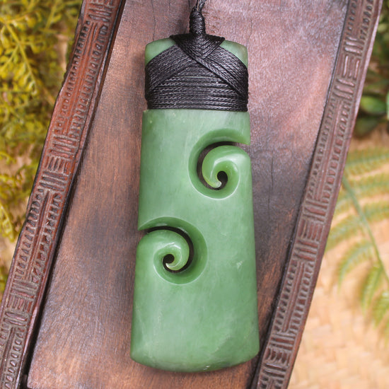 Hapopo Pounamu Toki with Koru