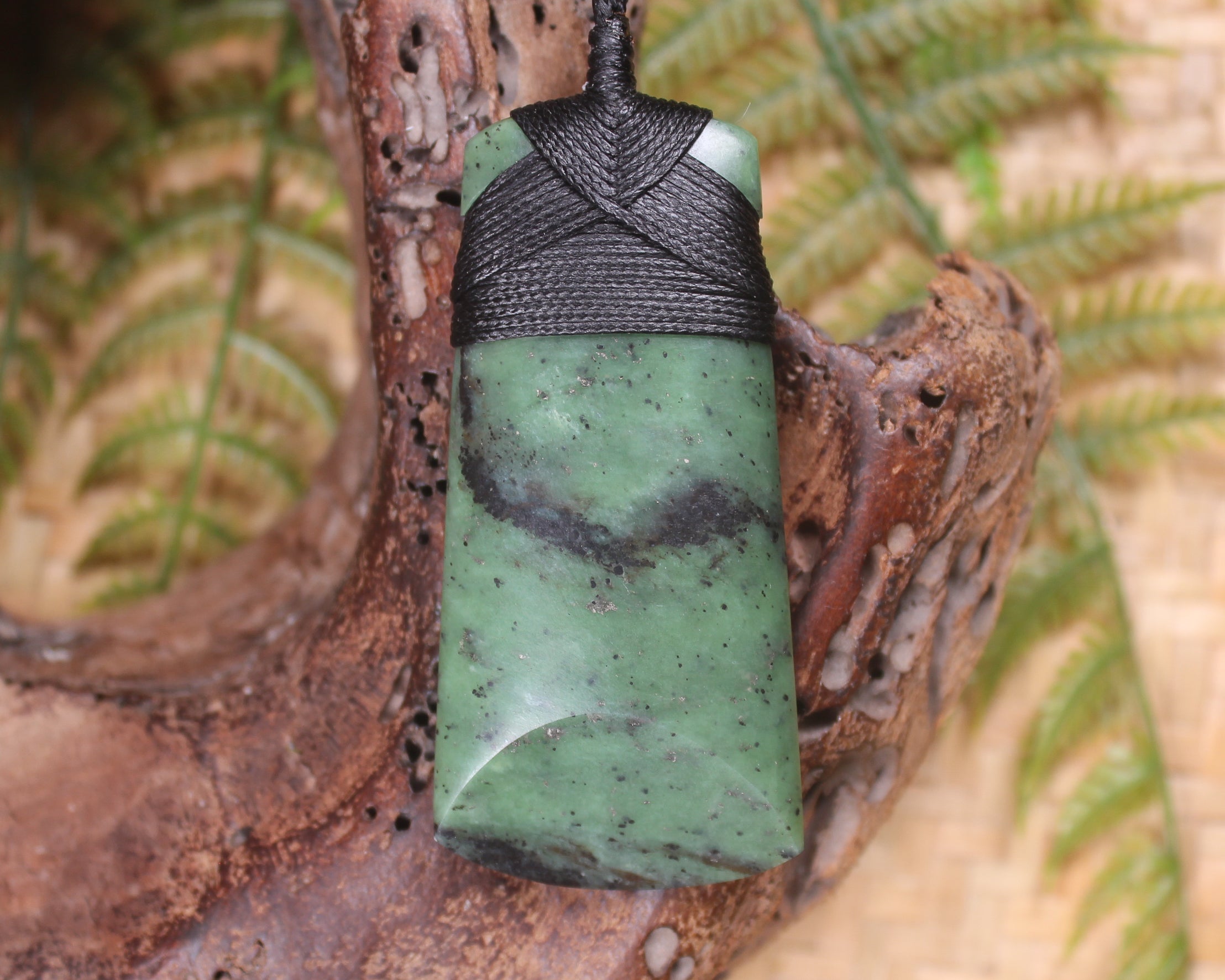 Hapopo Pounamu Toki - NZ Greenstone