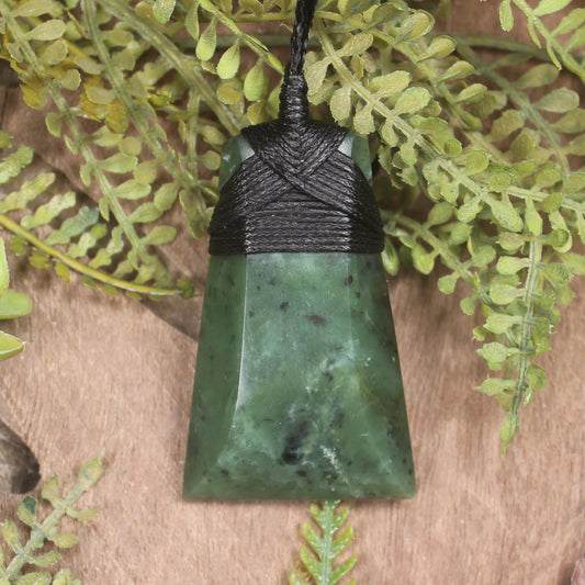 Hapopo Pounamu Toki - NZ Greenstone