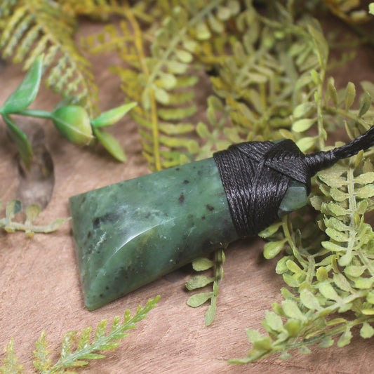 Hapopo Pounamu Toki - NZ Greenstone
