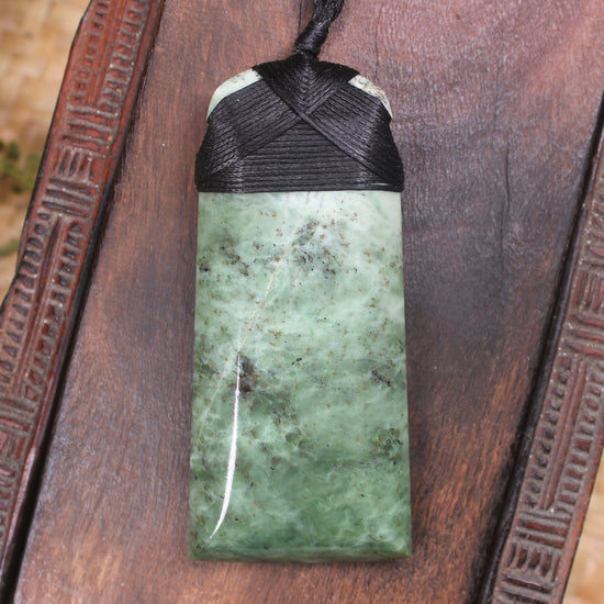 Hapopo Pounamu Toki - NZ Greenstone