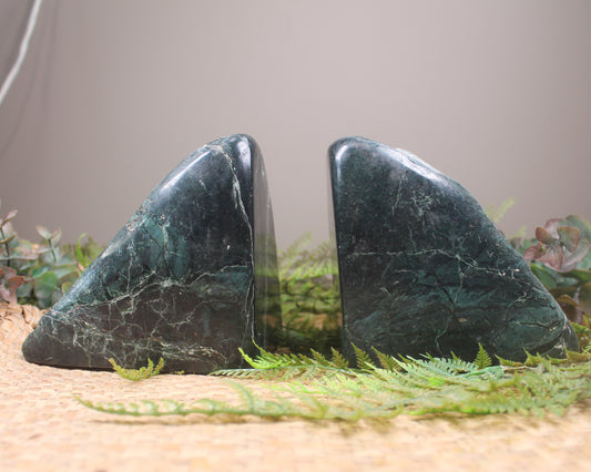 Serpentine Pounamu Sculpture - NZ Greenstone