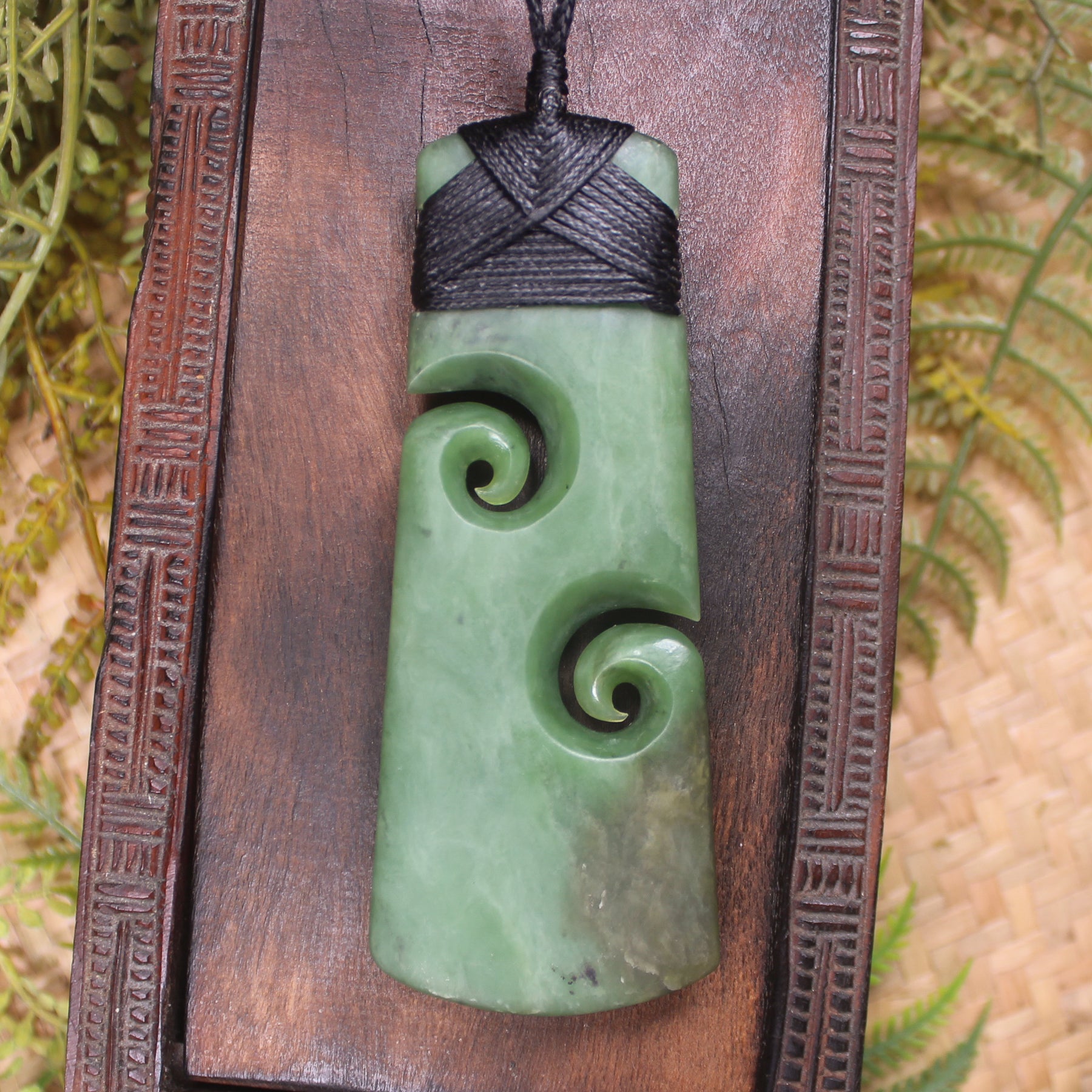 Hapopo Pounamu Toki with Koru