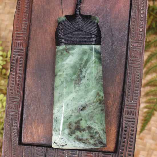 Hapopo Pounamu Toki - NZ Greenstone