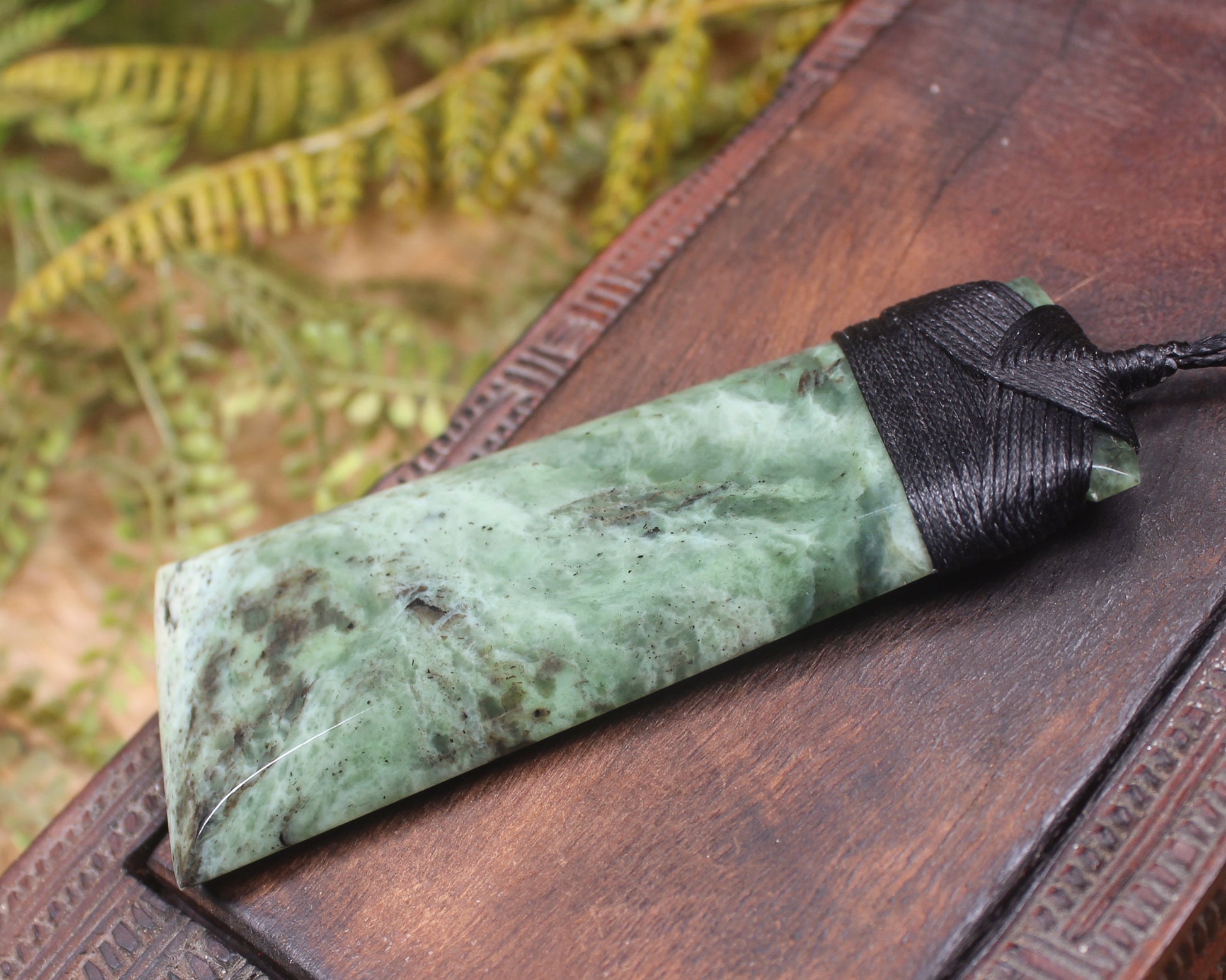 Hapopo Pounamu Toki - NZ Greenstone