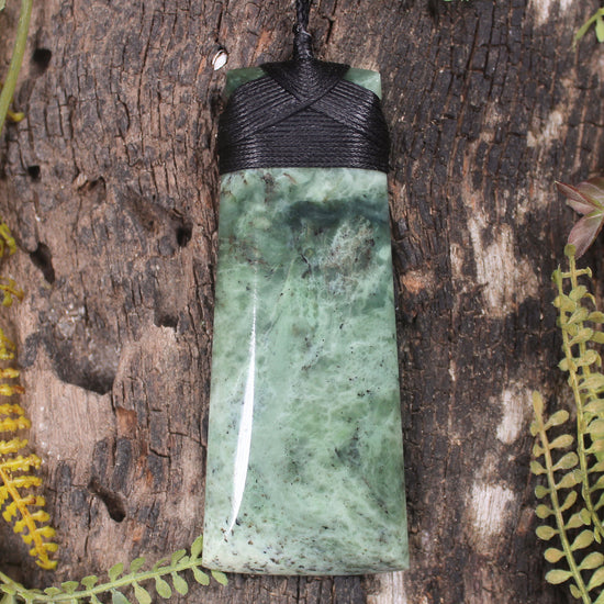 Hapopo Pounamu Toki - NZ Greenstone