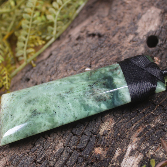Hapopo Pounamu Toki - NZ Greenstone