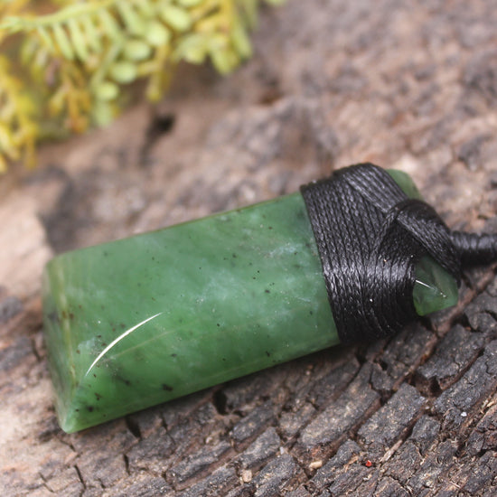 Hapopo Pounamu Toki - NZ Greenstone