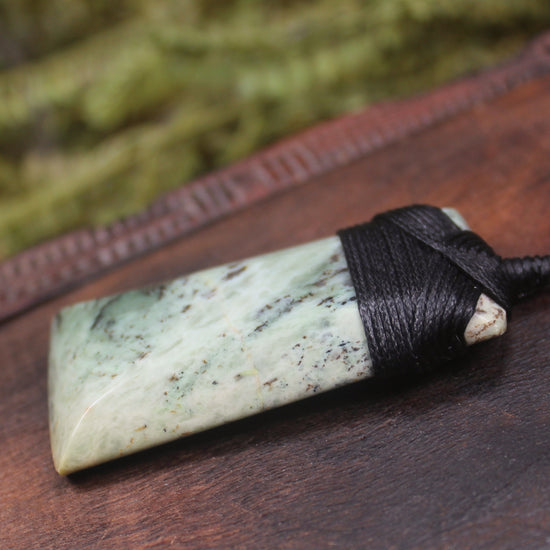 Hapopo Pounamu Toki - NZ Greenstone