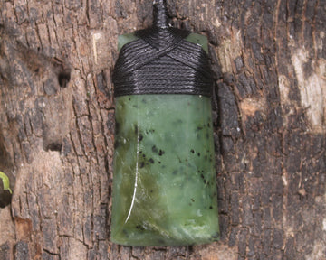 Hapopo Pounamu Toki - NZ Greenstone