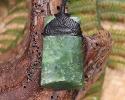 Hapopo Pounamu Toki - NZ Greenstone