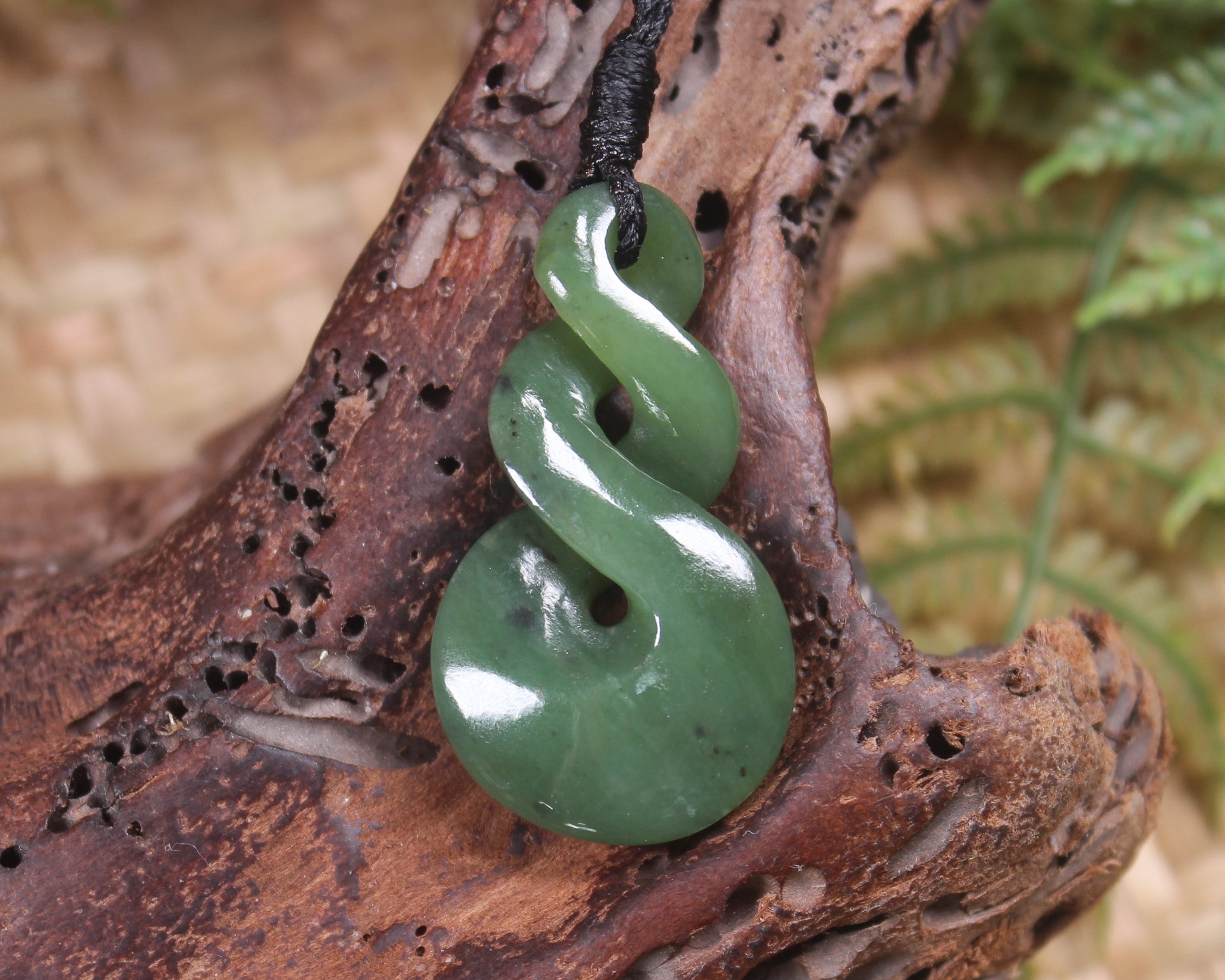 Twist or Pikorua carved from Hapopo Pounamu - NZ Greenstone