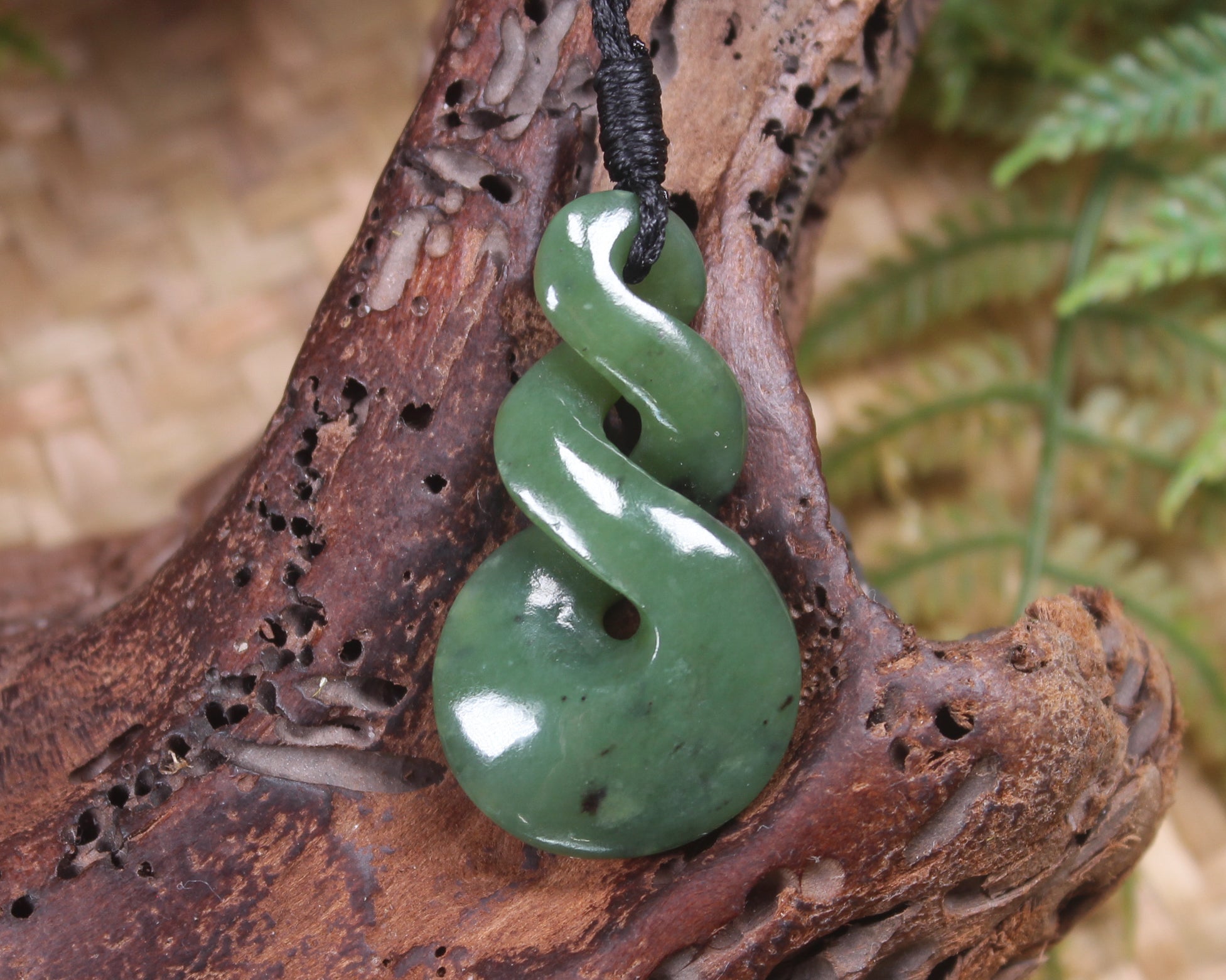 Twist or Pikorua carved from Hapopo Pounamu - NZ Greenstone