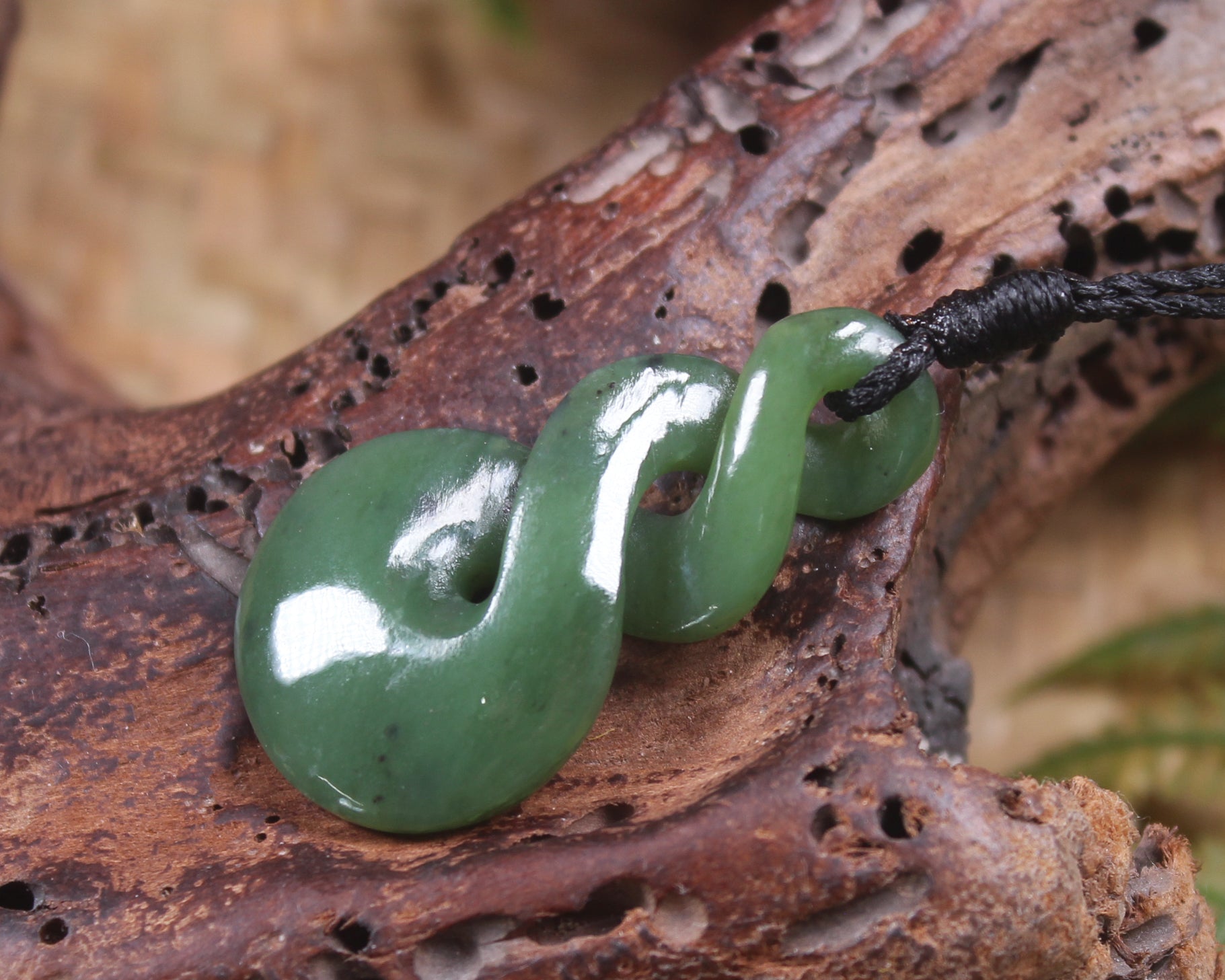 Twist or Pikorua carved from Hapopo Pounamu - NZ Greenstone