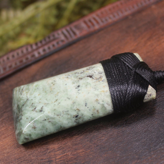 Hapopo Pounamu Toki - NZ Greenstone