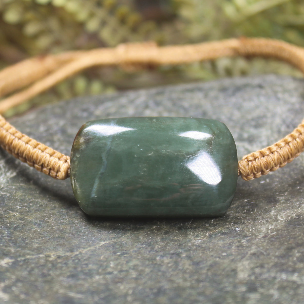 Adjustable cord bracelet with Inanga Pounamu