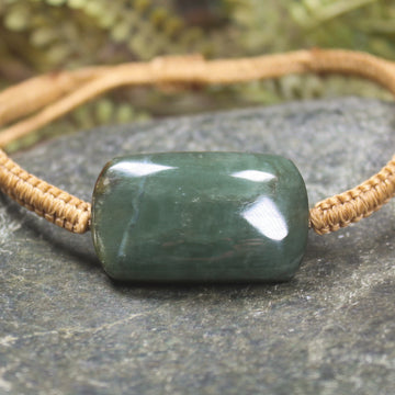 Adjustable cord bracelet with Inanga Pounamu