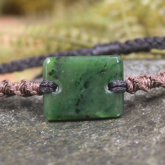 Adjustable cord bracelet with Kawakawa Pounamu