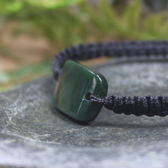 Adjustable cord bracelet with Kawakawa Pounamu