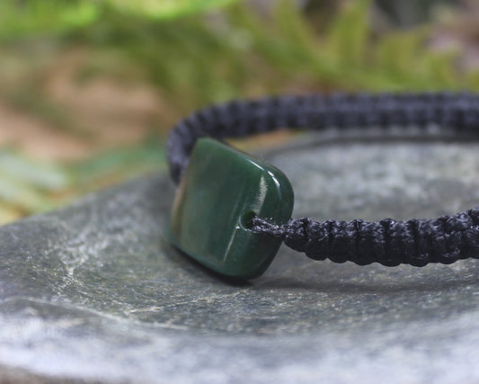 Adjustable cord bracelet with Kawakawa Pounamu