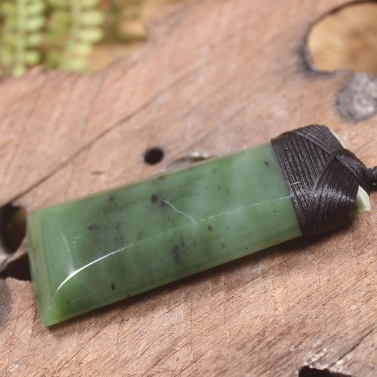 Hapopo Pounamu Toki - NZ Greenstone