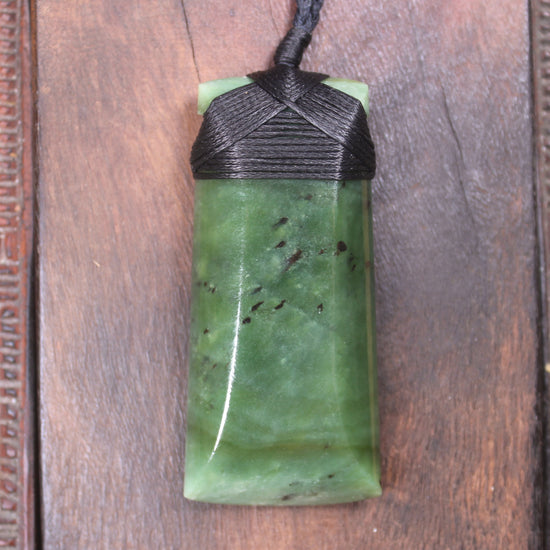 Hapopo Pounamu Toki - NZ Greenstone
