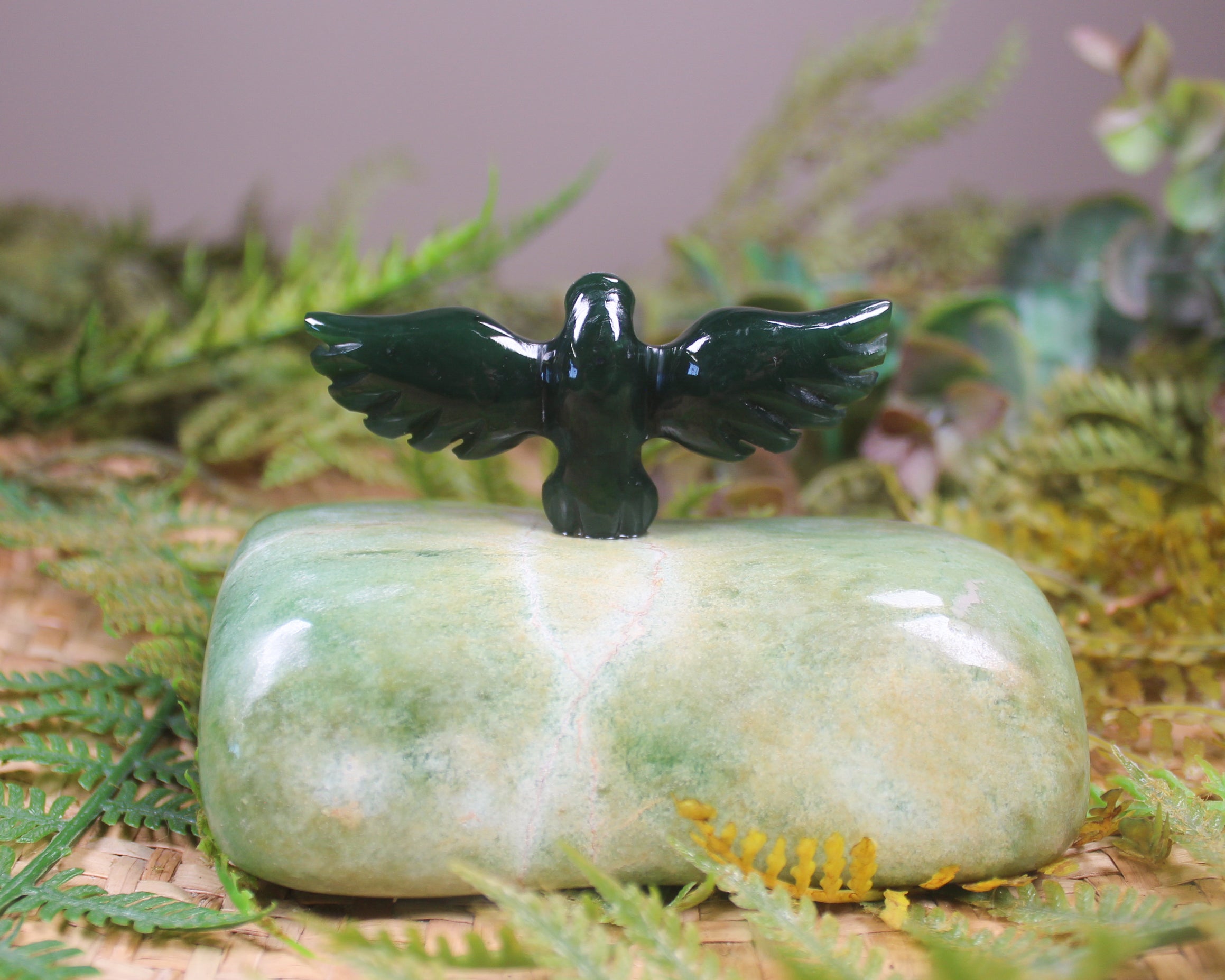 Kawakawa Pounamu Bird set on a Pounamu base - NZ Greenstone