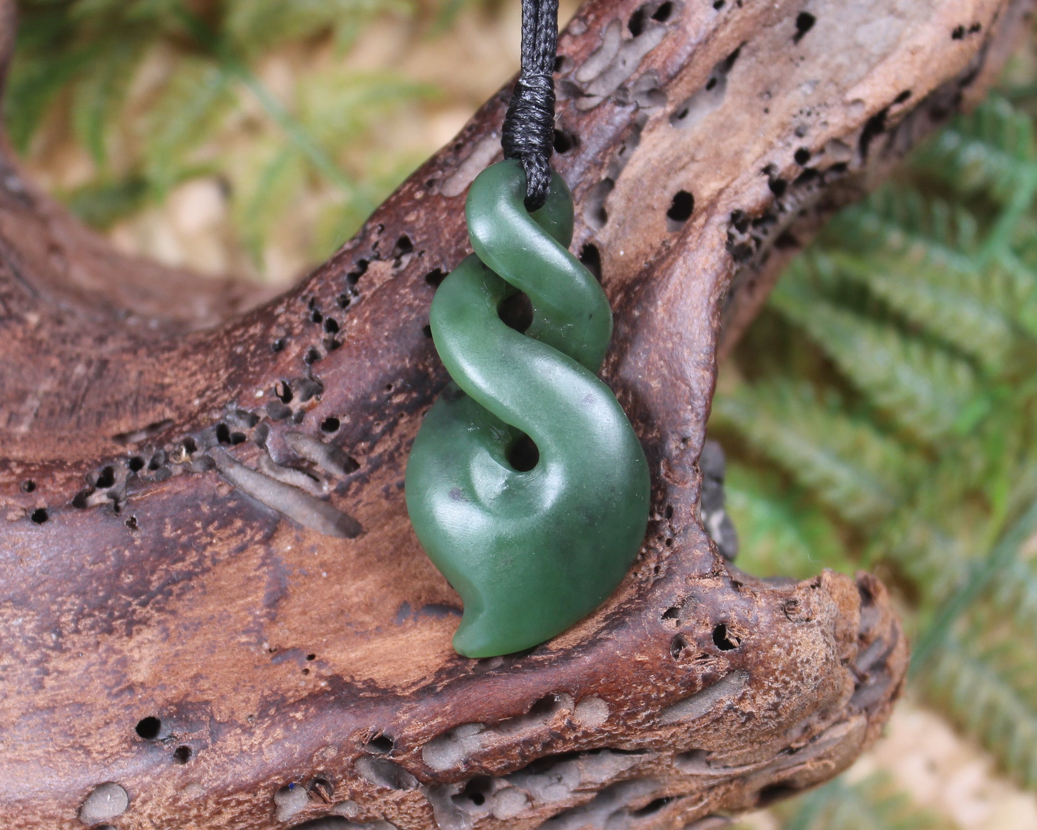 Twist or Pikorua carved from Hapopo Pounamu - NZ Greenstone