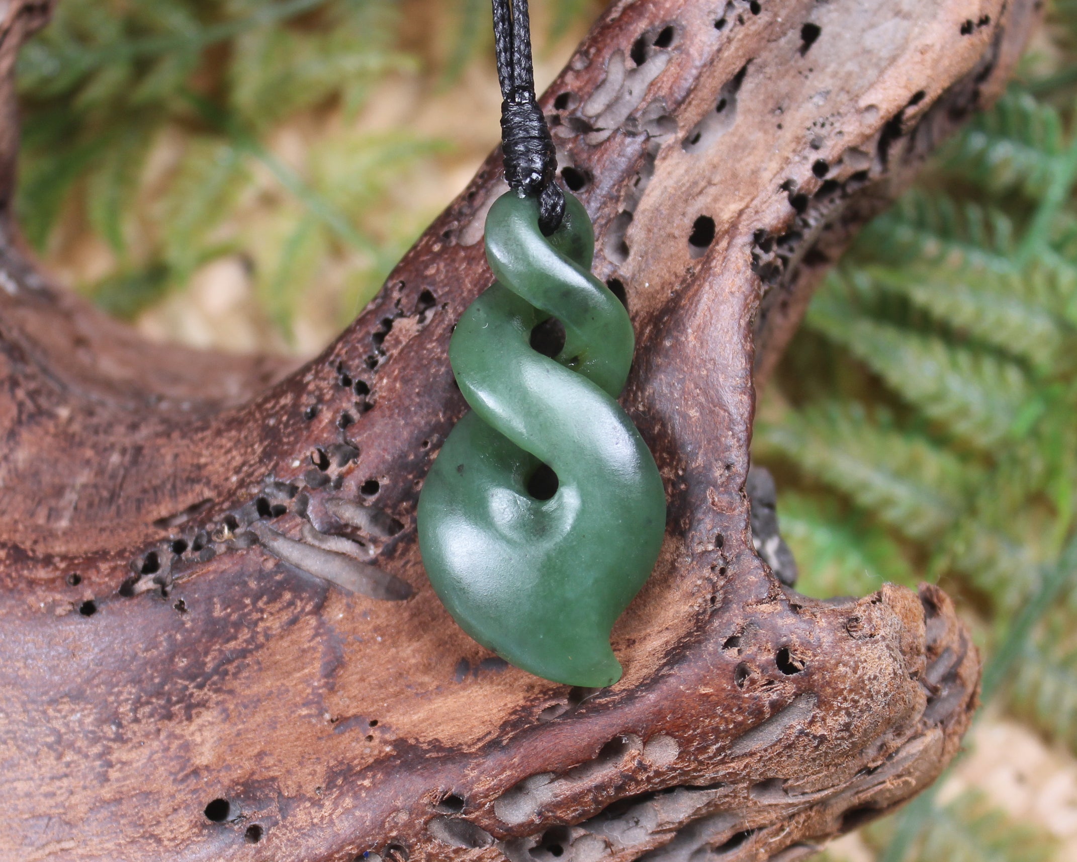 Twist or Pikorua carved from Hapopo Pounamu - NZ Greenstone