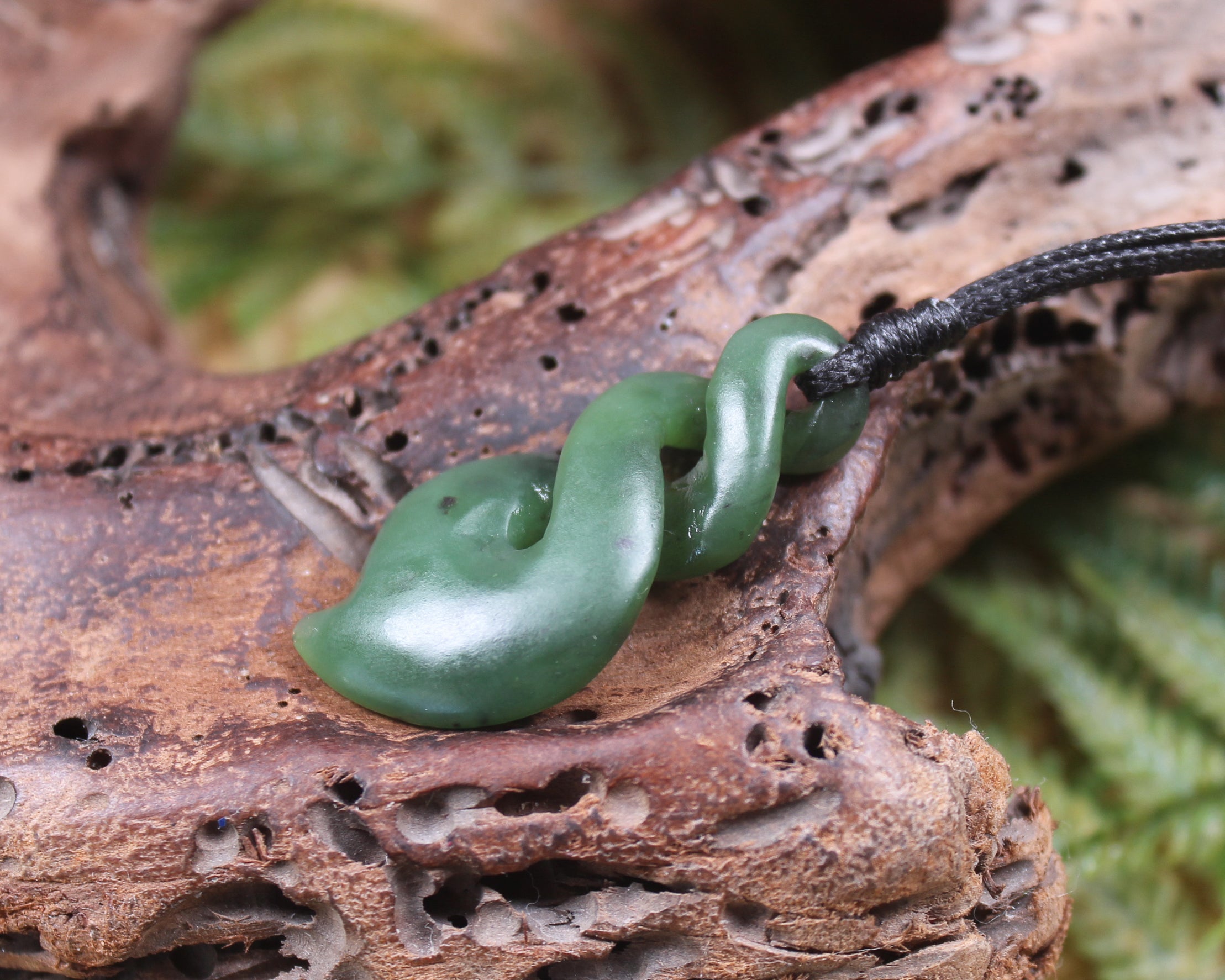 Twist or Pikorua carved from Hapopo Pounamu - NZ Greenstone