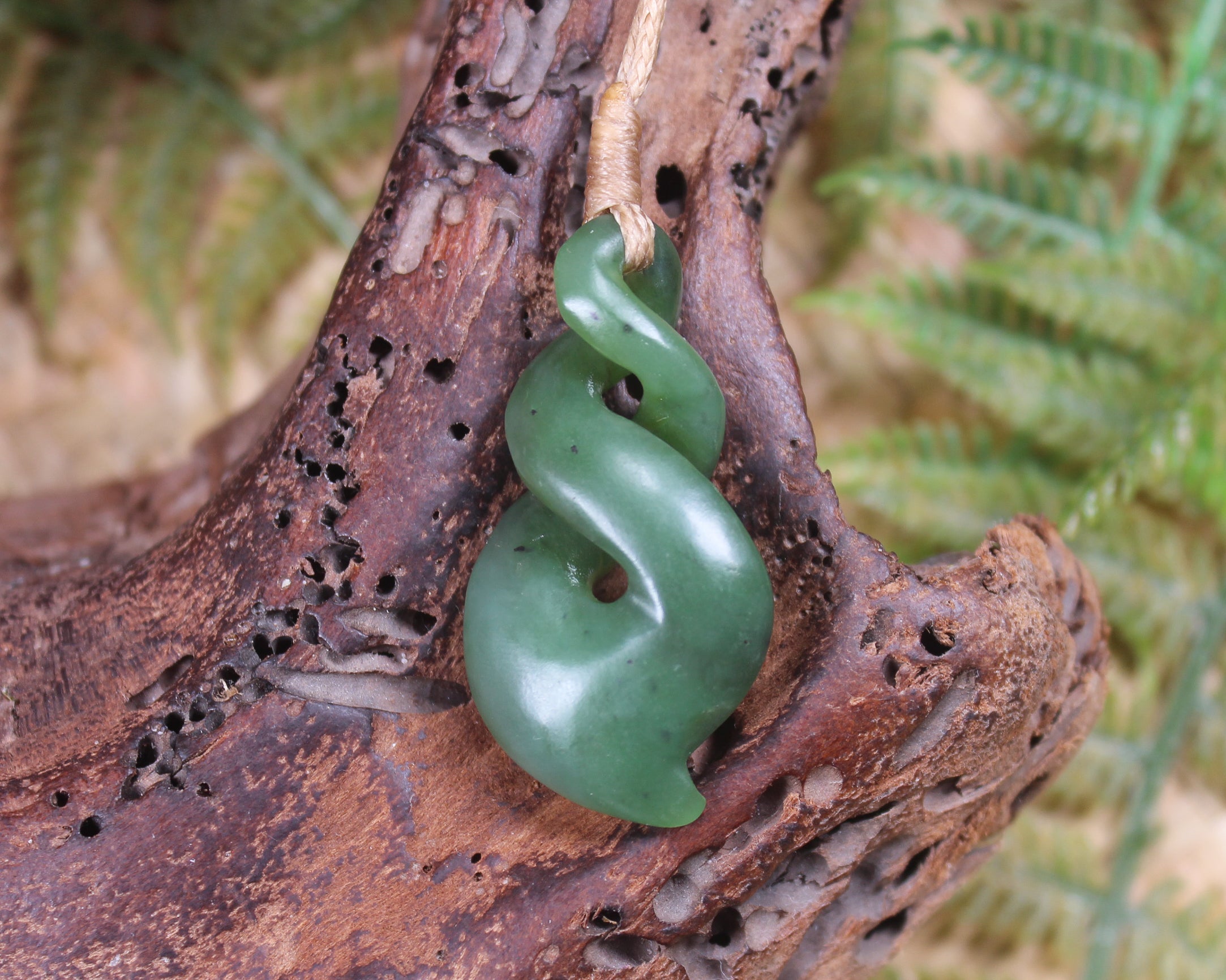 Twist or Pikorua carved from Hapopo Pounamu - NZ Greenstone