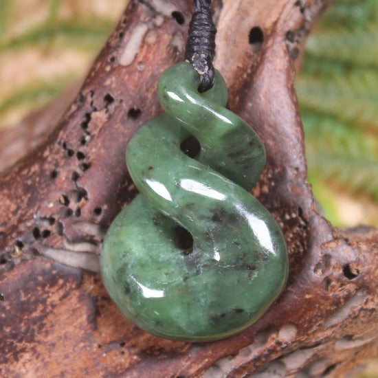 Twist or Pikorua carved from Hapopo Pounamu - NZ Greenstone