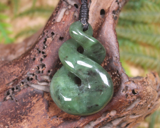 Twist or Pikorua carved from Hapopo Pounamu - NZ Greenstone