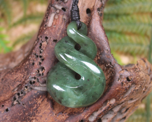 Twist or Pikorua carved from Hapopo Pounamu - NZ Greenstone