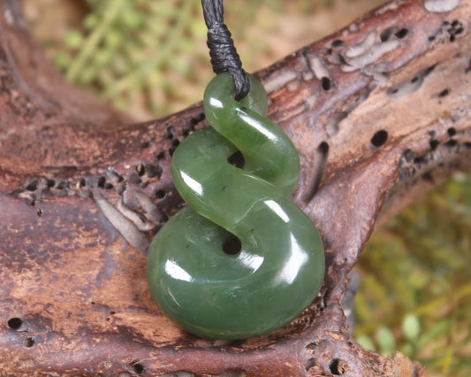 Twist or Pikorua carved from Hapopo Pounamu - NZ Greenstone