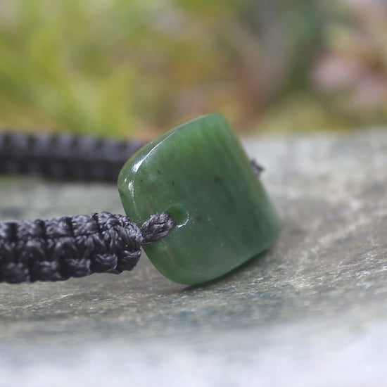 Adjustable cord bracelet with Kawakawa Pounamu