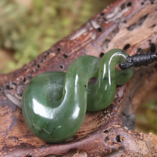 Twist or Pikorua carved from Hapopo Pounamu - NZ Greenstone