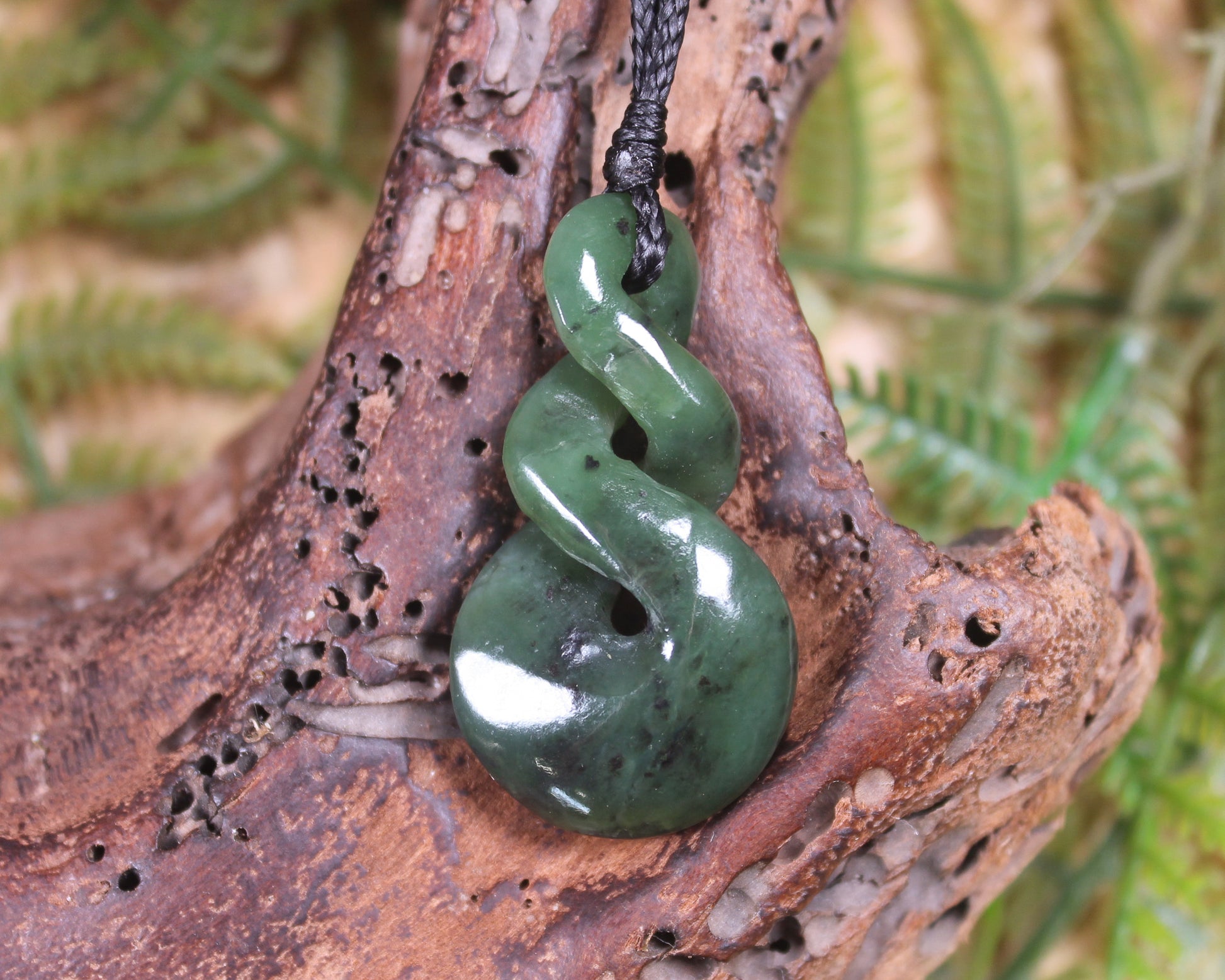 Twist or Pikorua carved from Hapopo Pounamu - NZ Greenstone