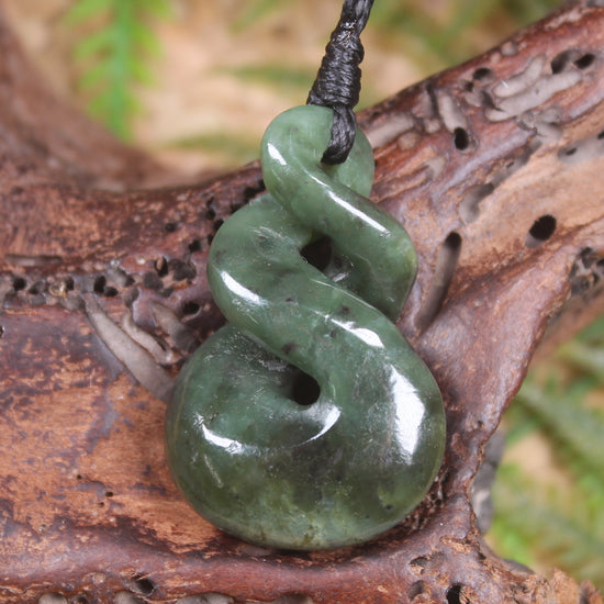 Twist or Pikorua carved from Hapopo Pounamu - NZ Greenstone