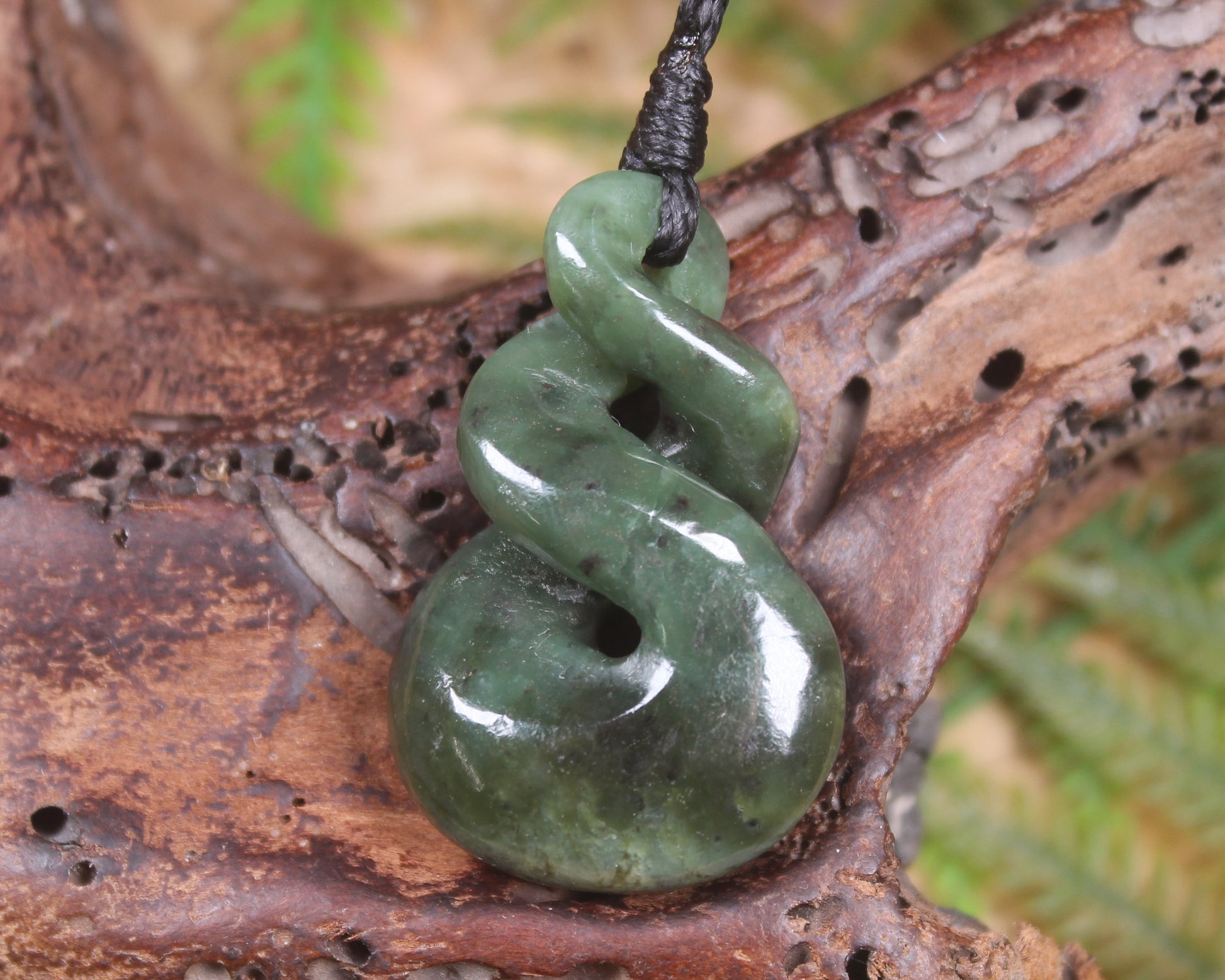 Twist or Pikorua carved from Hapopo Pounamu - NZ Greenstone