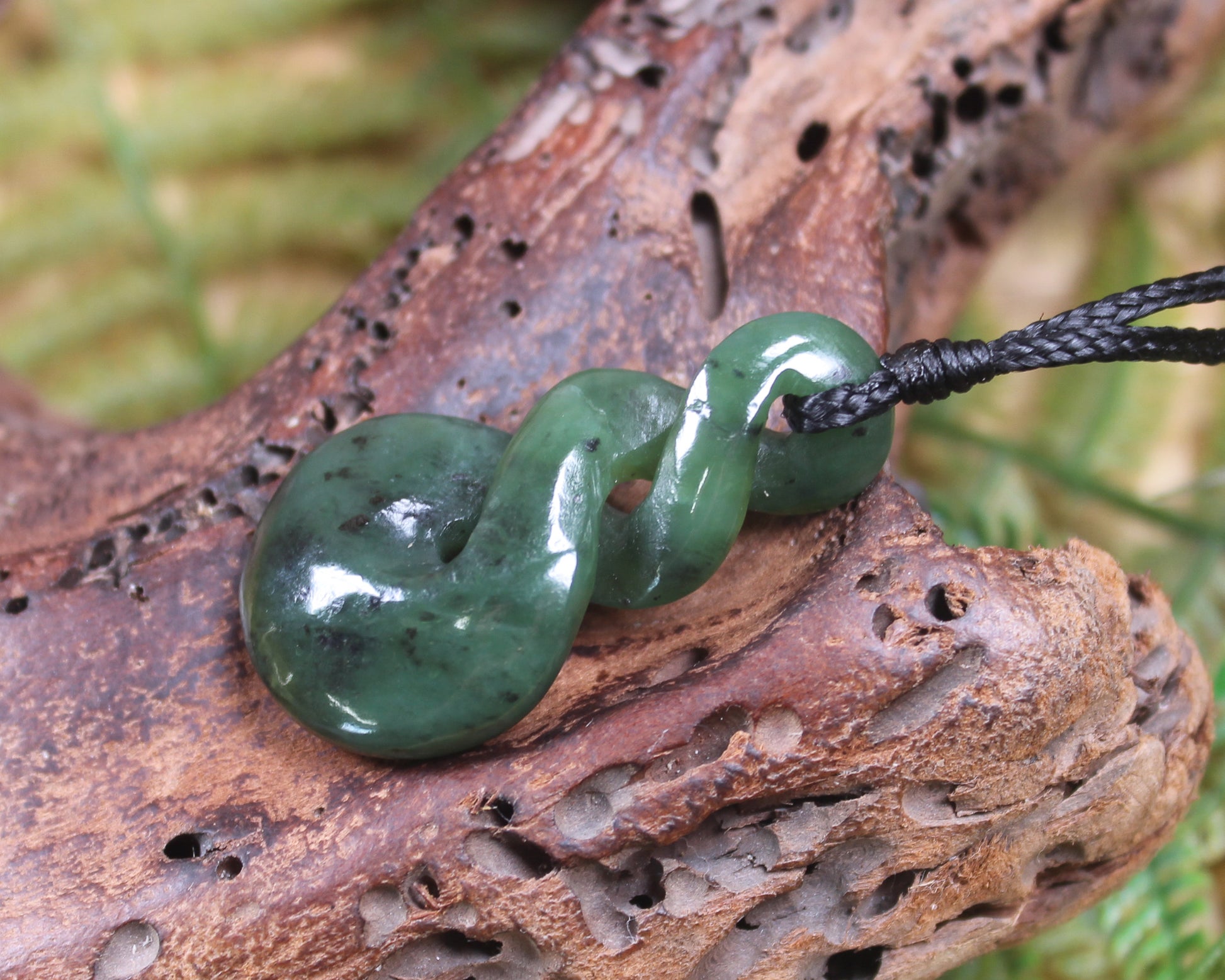 Twist or Pikorua carved from Hapopo Pounamu - NZ Greenstone