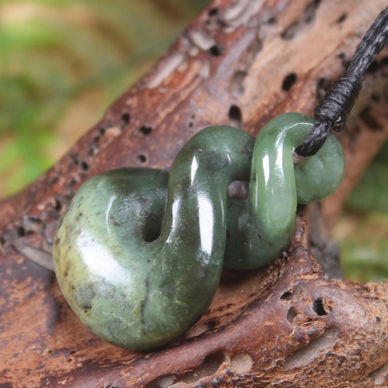 Twist or Pikorua carved from Hapopo Pounamu - NZ Greenstone