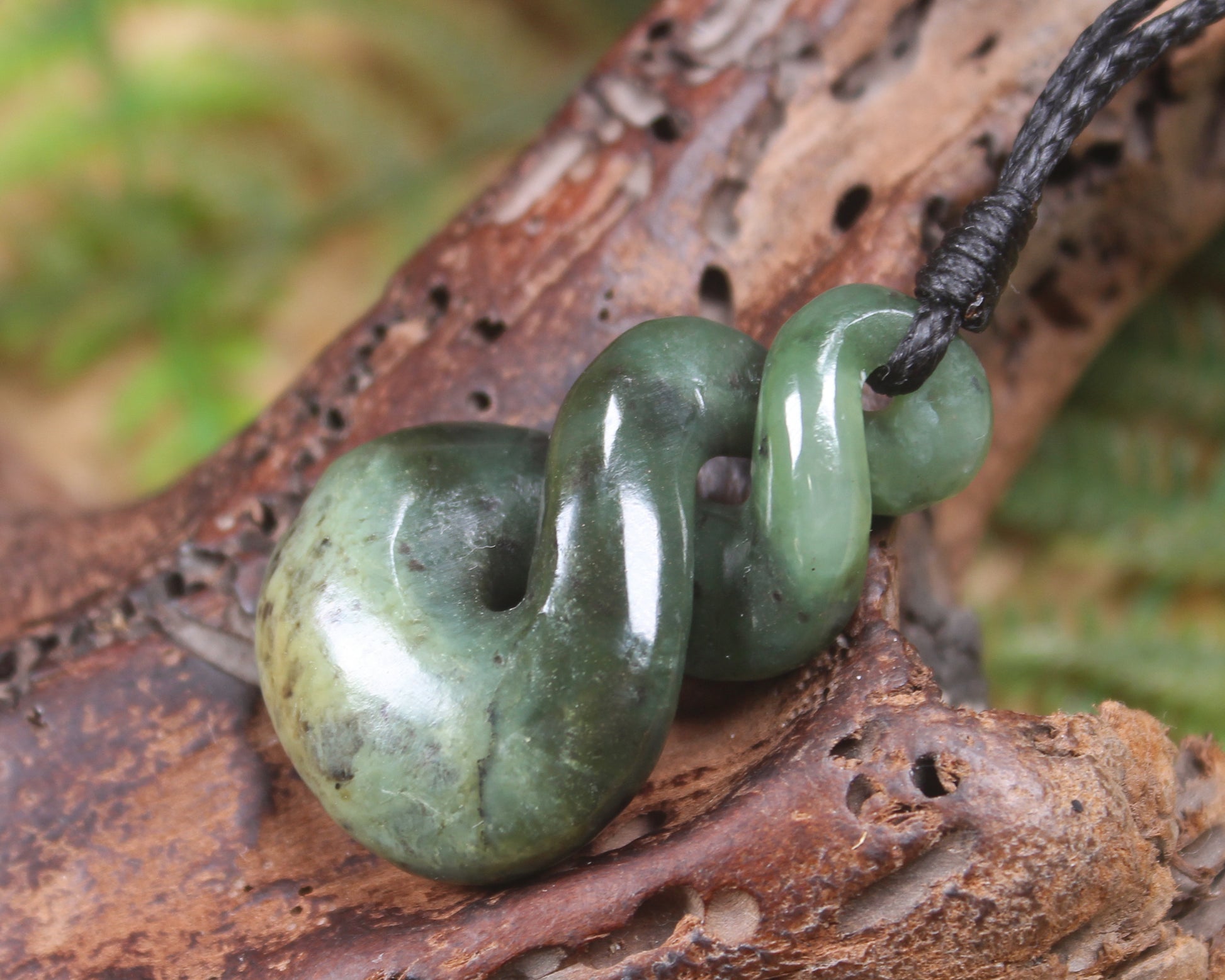 Twist or Pikorua carved from Hapopo Pounamu - NZ Greenstone